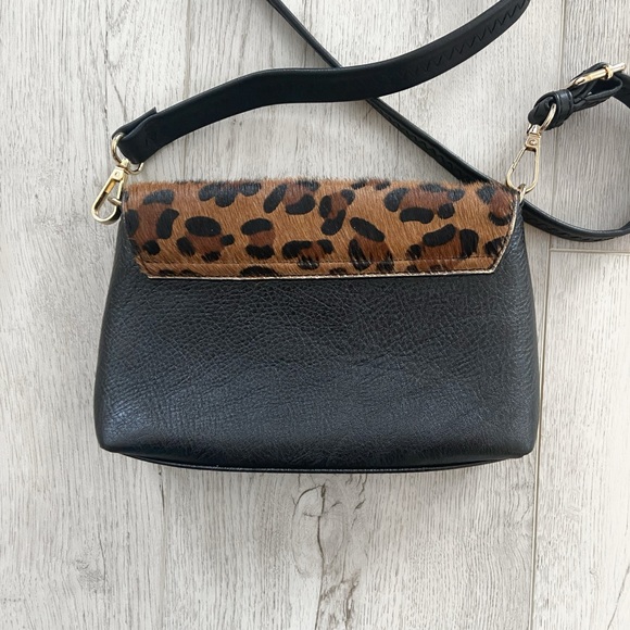 Faux fur leopard print crossbody purse - Picture 6 of 8